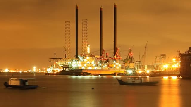 Blockade on Venezuela Oil Tankers & Mortgage Apps Moving Markets