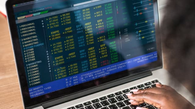 The Stock Market Is Doing Something Last Seen When the Dot-Com Bubble Popped, and It's Sending a Clear Signal Where to Invest Now